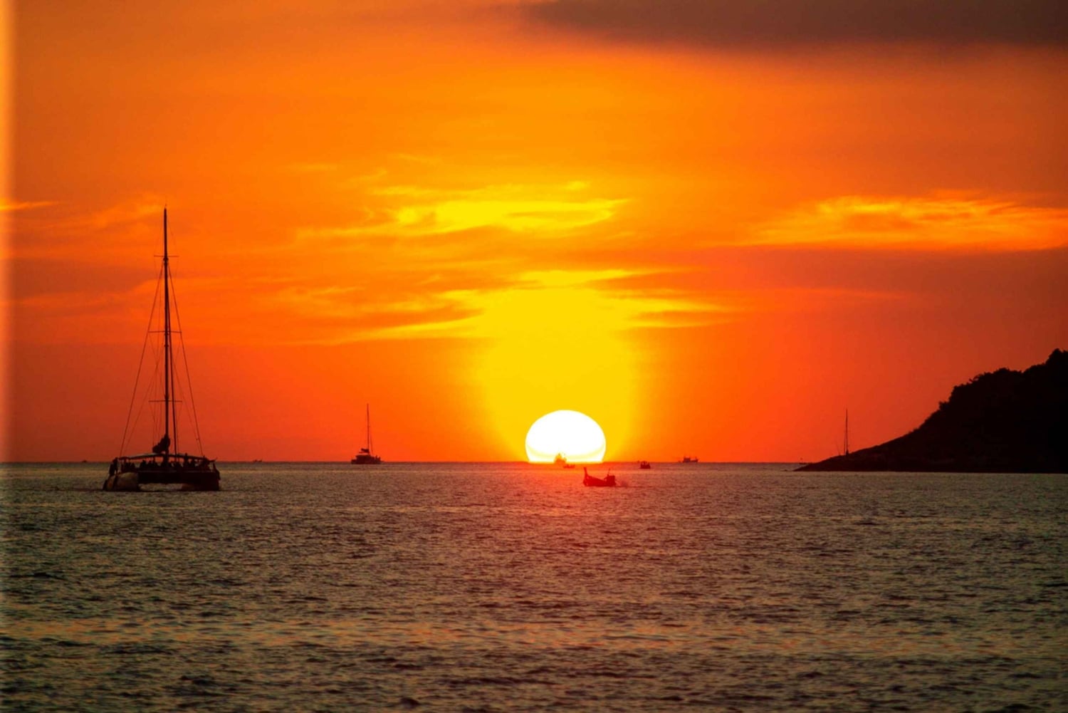 Phuket: kolacja o zachodzie słońca na wyspie Koralowej i Promthep na pokładzie katamaranu