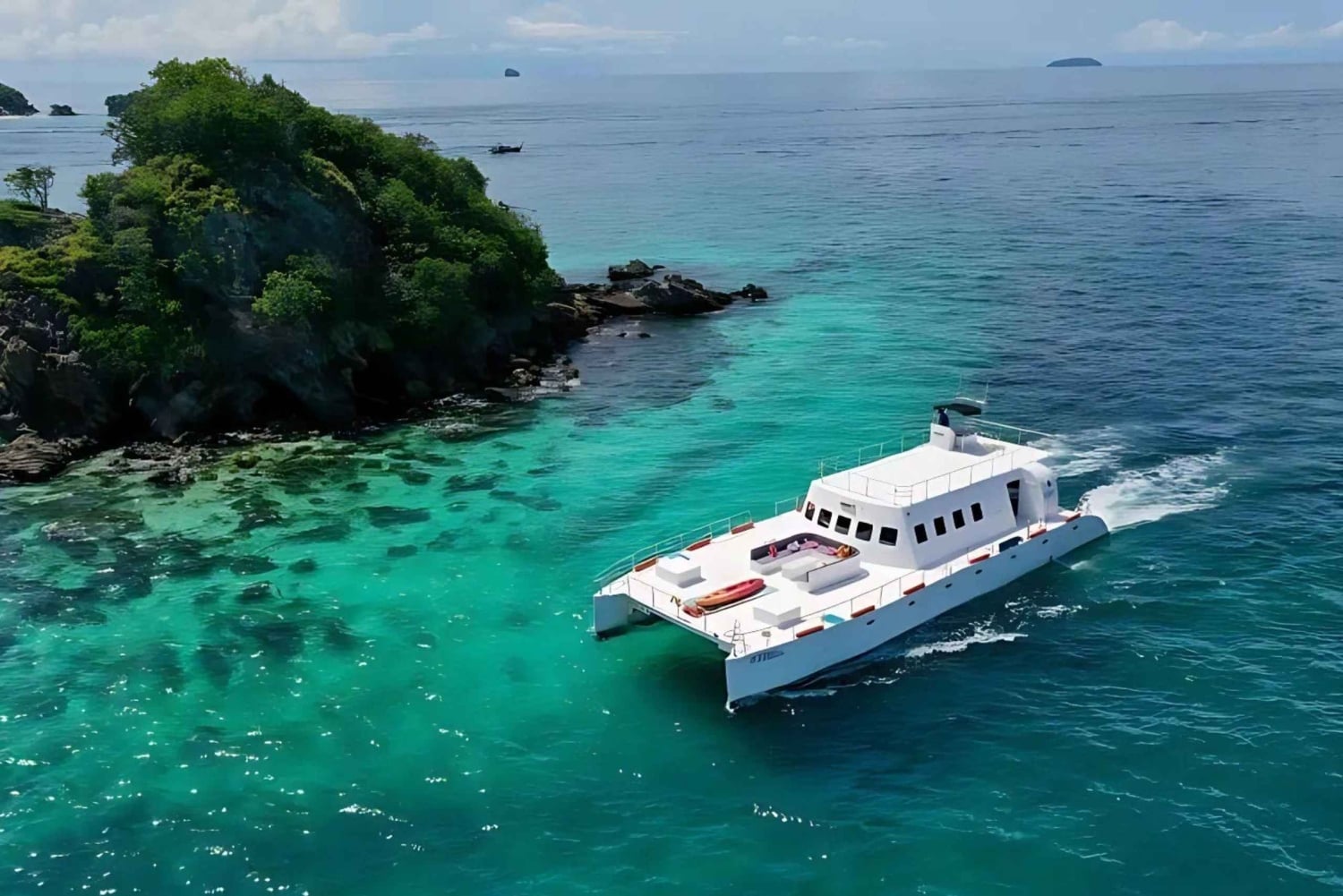 Phuket: Isola dei Coralli in catamarano con cena al tramonto