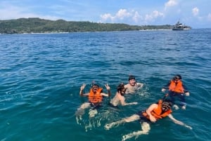 Phuket: Isola dei Coralli in catamarano con cena al tramonto