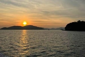 Phuket: Isola dei Coralli in catamarano con cena al tramonto