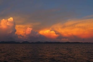Phuket: Isola dei Coralli in catamarano con cena al tramonto