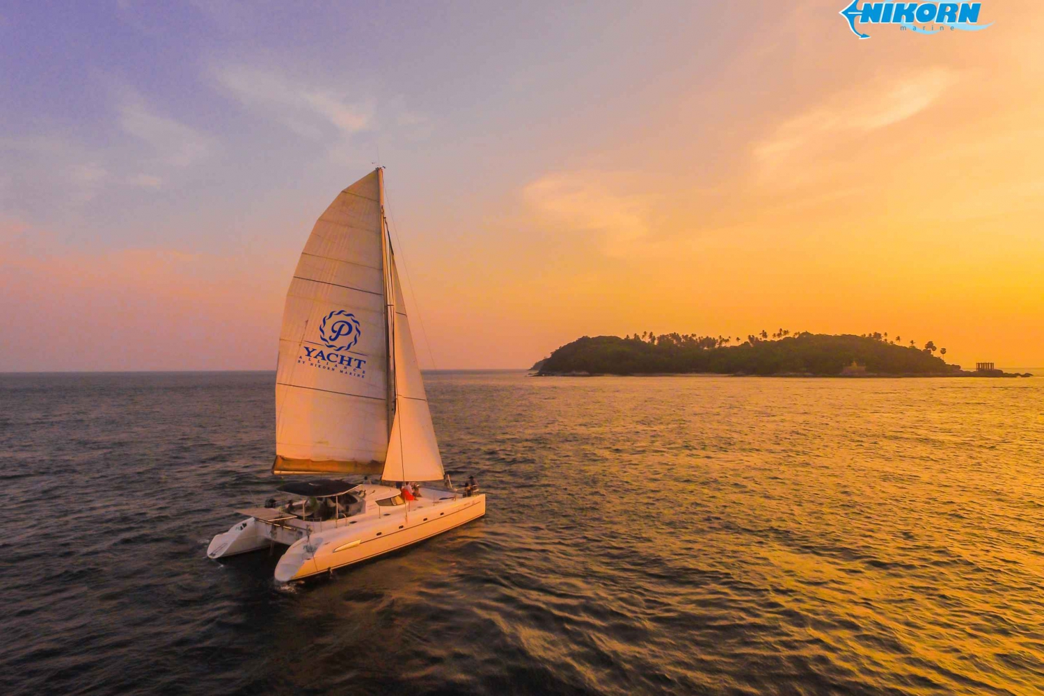 Phuket : Excursion d'une journée sur l'île de Corail et dîner au coucher du soleil en catamaran