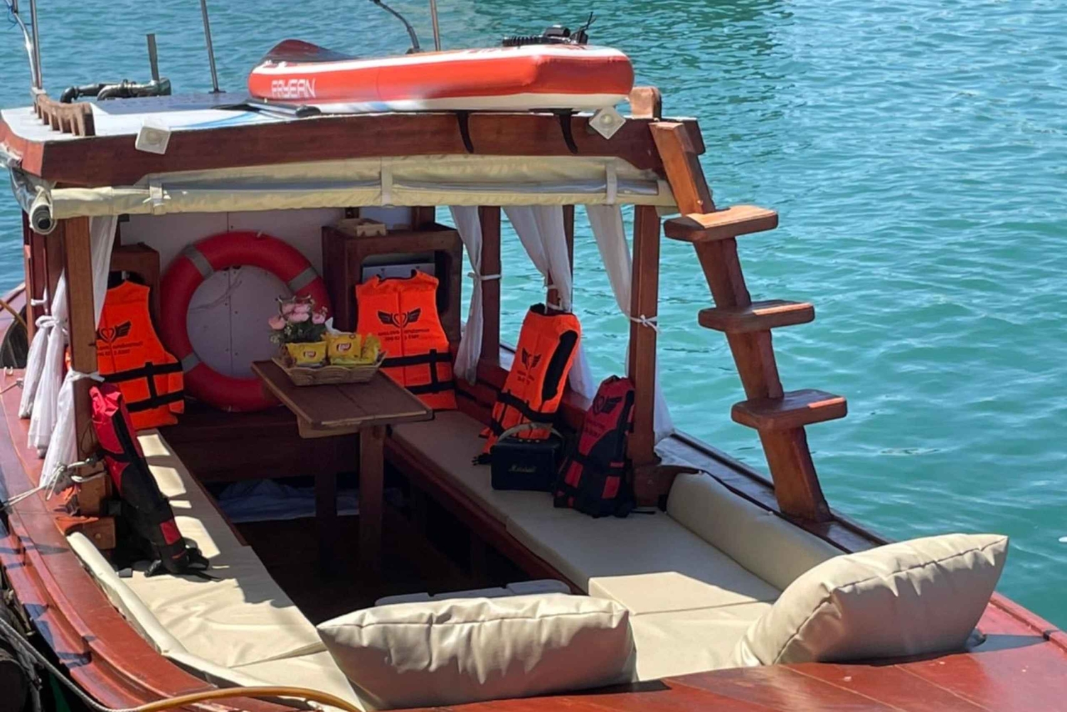 Phuket: Halvdagstur med langhalet luksusbåt til Coral Island