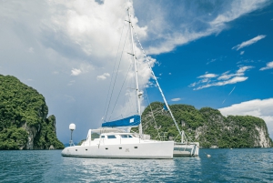 Phuket : Visite privée en catamaran de luxe de l'île de Corail ou de l'île de Maiton