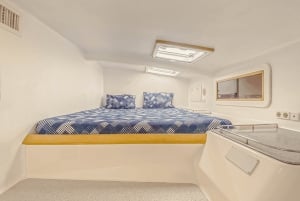 Phuket : Visite privée en catamaran de luxe de l'île de Corail ou de l'île de Maiton
