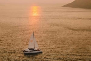 Phuket: Luksusowy rejs katamaranem z zachodem słońca i koralowcami