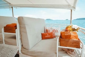 Phuket: Luksusowy rejs katamaranem z zachodem słońca i koralowcami