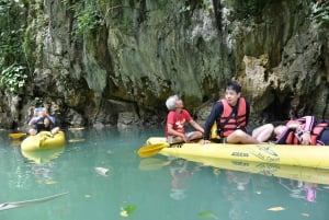 Phuket: Avventura in kayak di un giorno nelle isole