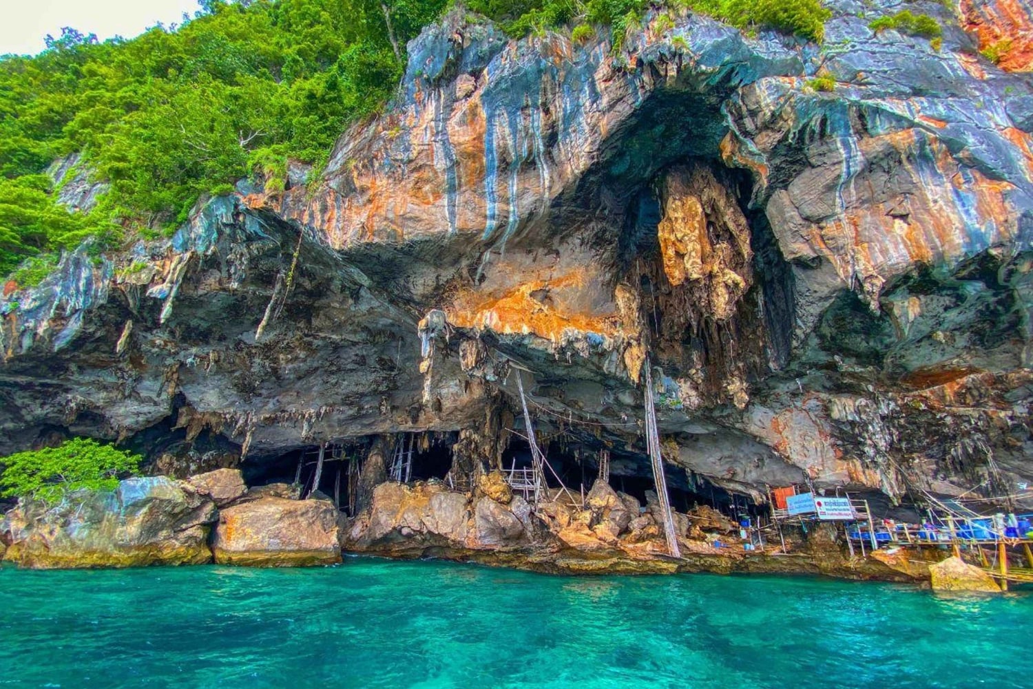 Phuket: Schnellboot nach Phi Phi, Bamboo, Schnorcheln & Mittagessen