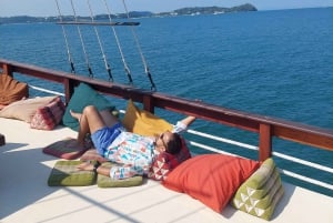 Phuket: Entfliehe den Menschenmassen auf einem entspannten Boot (Schnorcheln)