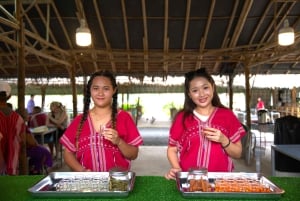 푸켓 : 코끼리 먹이주기 및 목욕 체험 1.5 시간.