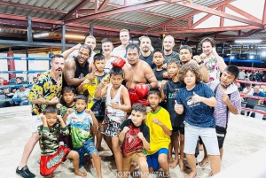 Phuket: Freitagabend Muay Thai-Kampf im Rawai Boxing Camp