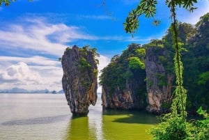 Phuket: James Bondin saari ja Phang Nga -lahden auringonlaskun katamaraanikierros