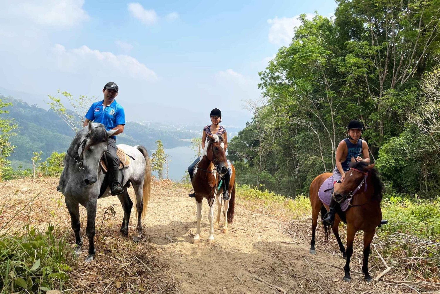 Jazda konna w dżungli Phuket z malowniczymi widokami na las