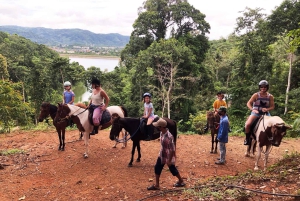 Jazda konna w dżungli Phuket z malowniczymi widokami na las