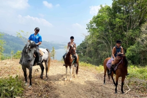 Ratsastus Phuketin viidakossa ja maisemalliset metsänäkymät