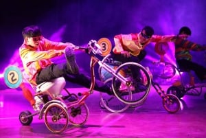 Phuket: Junkyard Theatre Dinner und Show - Standard Ticket