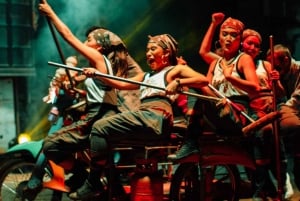 Phuket: Junkyard Theatre Dinner und Show - Standard Ticket