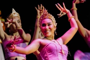 Phuket: Junkyard Theatre Dinner und Show - Standard Ticket