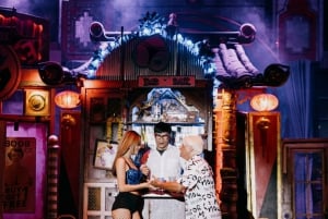 Phuket: Junkyard Theatre Dinner und Show - Standard Ticket