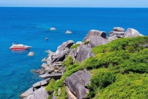 Phuket: Similan Inseln Bootsfahrt mit 3 Mahlzeiten und Transfer