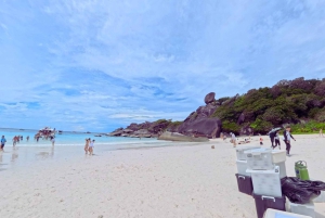 Пхукет/Кхао Лак: Экскурсия на лодке по Симиланским островам с 3 блюдами