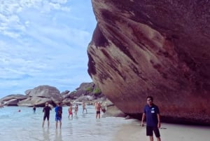 Пхукет/Кхао Лак: Экскурсия на лодке по Симиланским островам с 3 блюдами