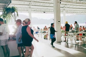 Пхукет/Кхао Лак: Экскурсия на лодке по Симиланским островам с 3 блюдами