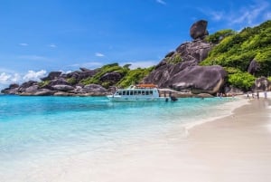 Phuket/Khaolak: Heldagstur med båt og snorkling på Similan-øyene