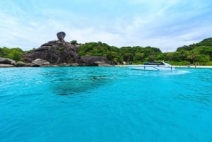 Phuket/Khaolak: Heldagstur med båt och snorkling på Similanöarna