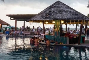 Phuket: Entrada al Kudo Beach Club con menú fijo