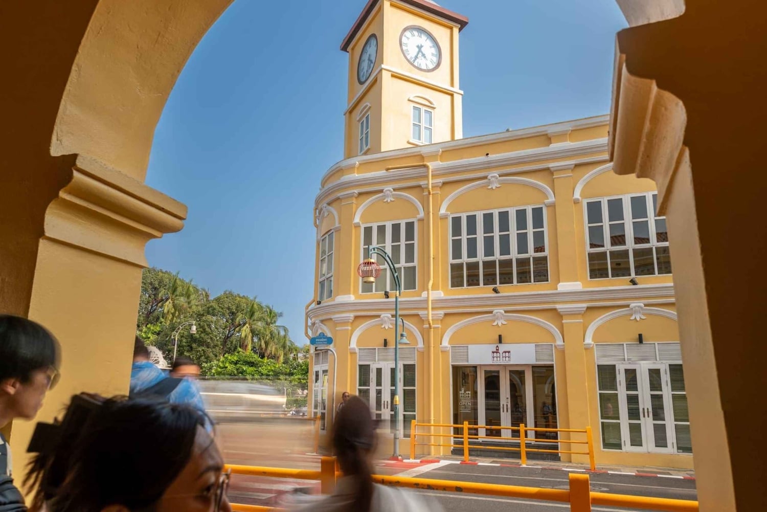 بوكيت: جولة فنية في شوارع المدينة القديمة وورشة عمل لرسم البلاط