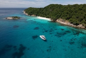 Phuket: Viagem de pesca particular em um barco confortável