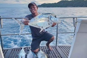 Phuket: Viagem de pesca particular em um barco confortável