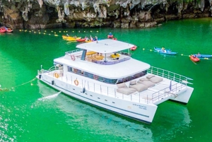 Phuket: James Bondin saari ja Phang Nga -lahden auringonlaskun katamaraanikierros