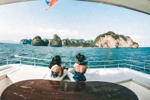 Phuket: James Bondin saari ja Phang Nga -lahden auringonlaskun katamaraanikierros