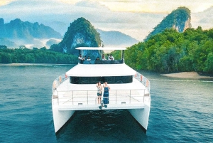 Phuket: James Bondin saari ja Phang Nga -lahden auringonlaskun katamaraanikierros