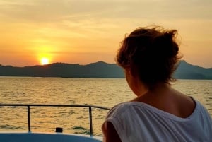 Phuket: Phang Nga Bay ylellisin auringonlaskun retki DJ:n kanssa.