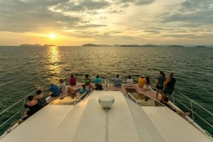 Phuket: Phang Nga Bay ylellisin auringonlaskun retki DJ:n kanssa.
