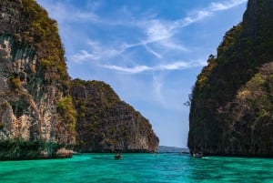 Phuket: Dagstur med luksusyacht til Phi Phi Island og Maya Bay