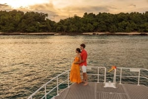 Phuket: Dagsutflykt till Phi Phi-öarna med måltider och transfer