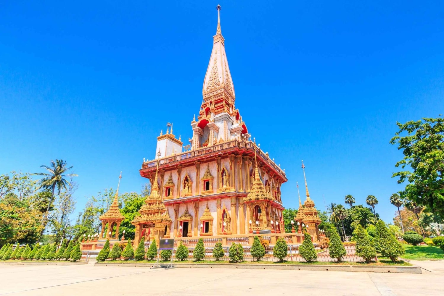 Phuket: Phuket Elephant Sanctuary, Wat Chalong og meget mere