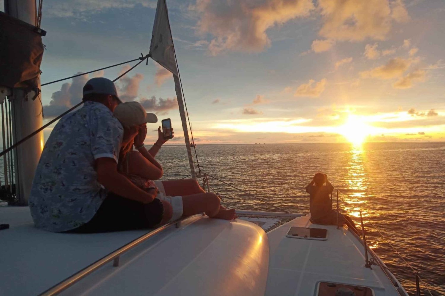 Phuket : Croisière privée en catamaran vers le coucher de soleil sur le corail