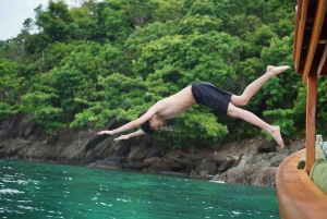Phuket: Privat luksusbåt med lang hale til Raya og Coral