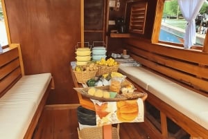 プーケットパンガー湾へのプライベート・ヴィンテージ・ボート・トリップ