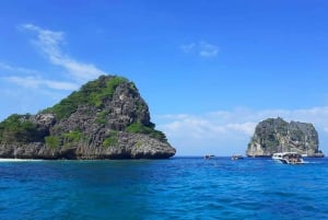Phuket: Noleggio motoscafo privato per l'isola di Rok e l'isola di Haa