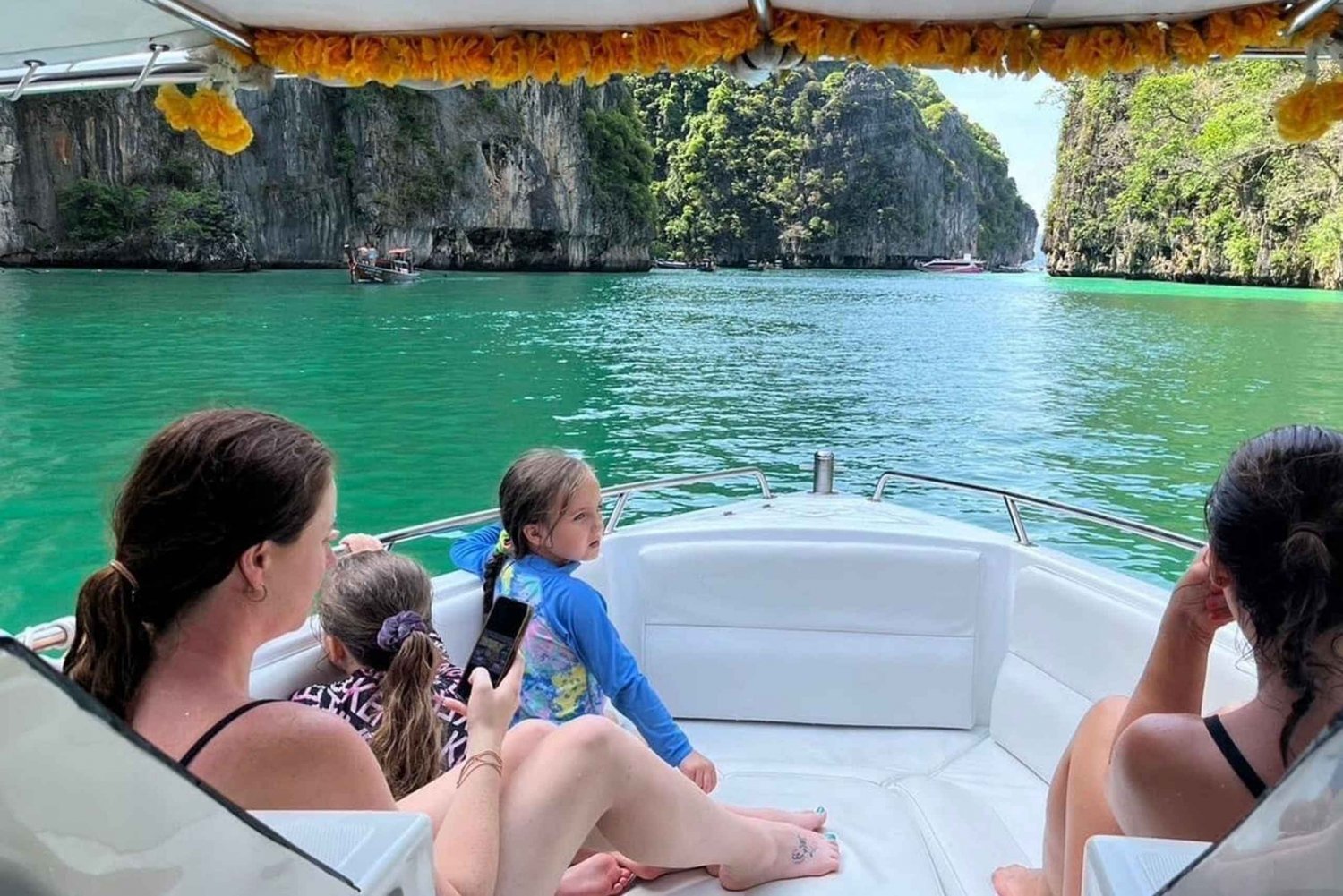 Phuket: Privé speedboot charter naar Phi Phi & Khai eilanden