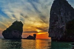 Phuket: Privat solopgangstur til Phi Phi og Bamboo Islands