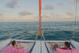 Esperienza privata in catamarano al tramonto a Phuket