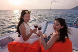 Experiência privativa de catamarã ao pôr do sol em Phuket
